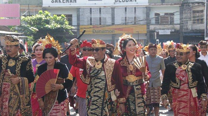 Festival Budaya Dengan Parade Pakaian Adat Setiap Daerah