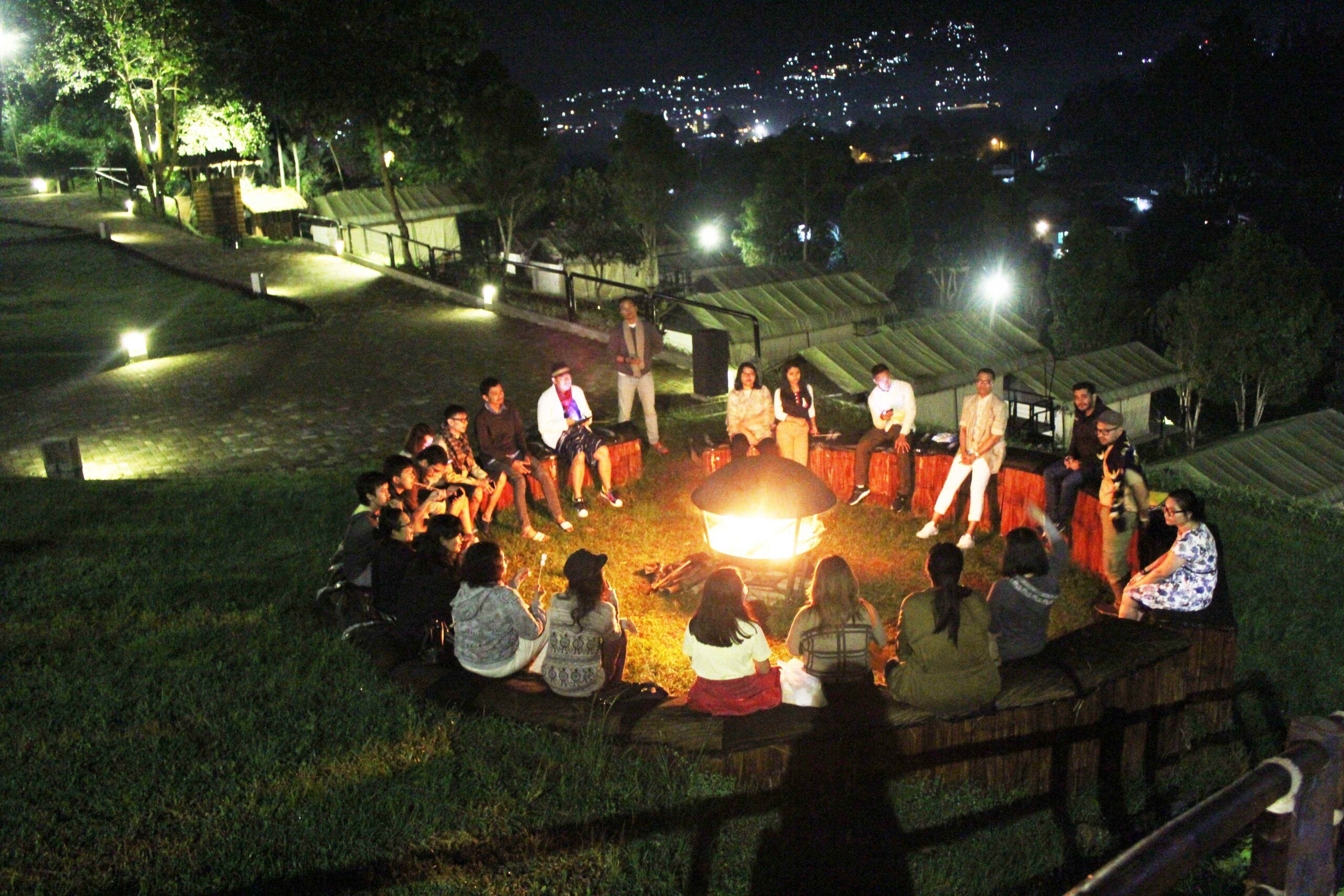 Glamping Dengan Area Api Unggun Dan Live Music