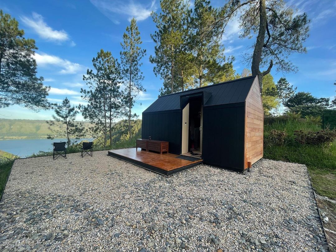 Lokasi Glamping di Pinggir Danau Eksotis