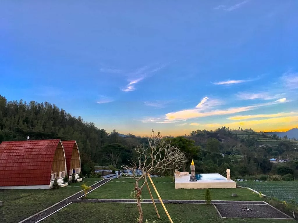 Tempat Glamping Tersembunyi Dengan View Danau
